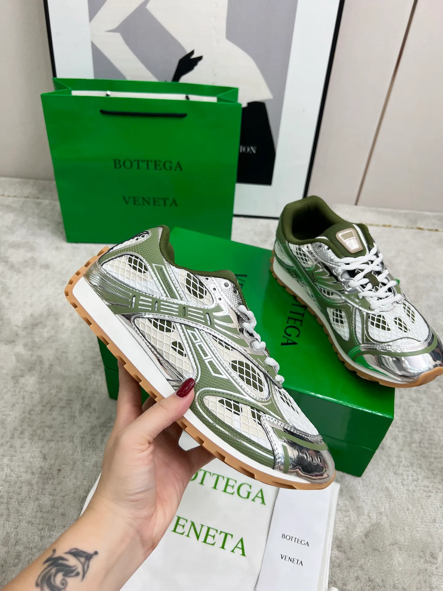 P540. Top version (couples model) Bottega Veneta Bottega Veneta 23ss autumn and winter show BV Orbit sneakers Wang Yibo's same style couples casual shoes dad shoes! Runner sneakers! Original purchase and development!  Made of original lightweight technical mesh fabric, the same as the original version! The process is complicated!  Paired with a rubber outsole designed with a geometric pattern, the high version of the Wang Zha series is actually much taller, but the legs still look slim. Very nice. Durable and playable, standard and version-matching shoe package technology, look for high-end versions. The original outsole is exclusively molded, and the color-blocked TPU outsole is used. The material and weight are the same as the original!  Size: #Female 35-41 (40 and 41 customized sizes are non-refundable) Male 39-45 (45 size customized are non-returnable and exchangeable)